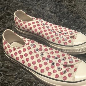 Smiley face converse size 9.5 men